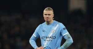 Arsenal dá passo importante rumo ao título com vitória estreita. Rivais como o City perderam pontos valiosos.