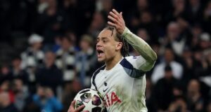 O Atlético, apesar do gol do Spurs de Xabi Simons, avançou para as quartas de final. Mas o Bayern venceu a Atalanta novamente.