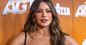 Sofía Vergara chama a atenção com vestido espartilho de ilusão de ótica no set de AGT