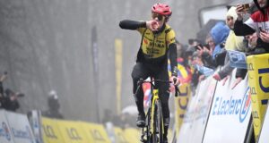 Jonas Vingegaard explica a ideia por trás de seu macacão DIY Paris-Nice.