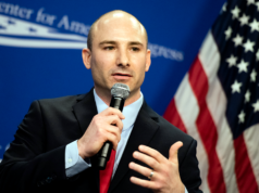 Mãe da Virgínia atira em promotor depois que sua filha foi assassinada em um ponto de ônibus