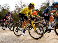 Vos e Pieterse estavam na frente após o caos. O grupo que perseguia Vollering tomou o caminho errado.