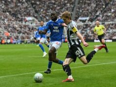 Ronald Koeman foi cancelado em Londres e Lutcharel Geartruida foi chamado como seu substituto.