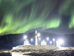 Um foguete brilha sob uma foto da aurora boreal em 25 de março de 2026