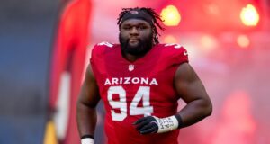 Chargers contratam Dalvin Tomlinson, ex-atacante defensivo dos Cardinals