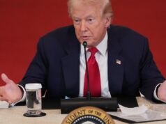 Após semanas de guerra e convulsão política, Trump continua tão desafiador como sempre