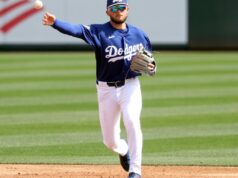 Alex Freeland, dos Dodgers, está tentando tirar vantagem das repetições na segunda base