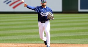 Alex Freeland, dos Dodgers, está tentando tirar vantagem das repetições na segunda base