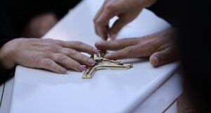 A morte de um padre no Líbano traz guerra a uma comunidade que quer a paz