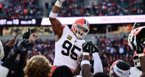 O poeta Myles Garrett foi acusado de excesso de velocidade pela nona vez