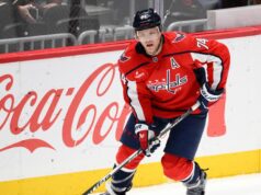 Os Ducks adquirem o veterano defensor John Carlson em uma negociação com os Capitals