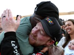 Tyler Reddick comemora três vezes seguidas com Michael Jordan