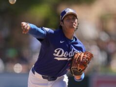 Como Shohei Ohtani arremessou em seu primeiro treino de primavera?