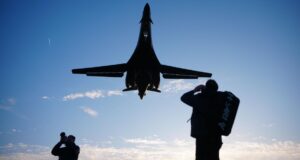 400 milhões de barris de petróleo serão libertados de reservas estratégicas enquanto o Irão tem como alvo navios comerciais