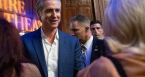 Comentários: Irã, Israel, lontras de estimação e gel para cabelo. A turnê do livro de Gavin Newsom termina em Los Angeles