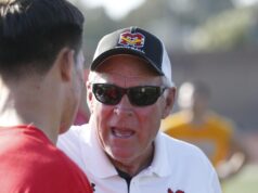 O técnico de futebol americano do Hall da Fama, Bob Johnson, falece