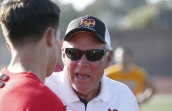 O técnico de futebol americano do Hall da Fama, Bob Johnson, falece