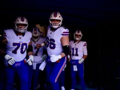 À beira da agência gratuita, C Connor McGovern assinou novamente com o Bills