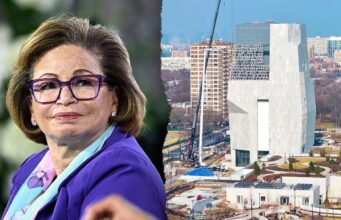 Valerie Jarrett diz que Trump não foi convidado para o Centro Obama, mas W Bush foi.