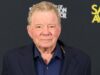 William Shatner revelou um ombro quebrado em um acidente de equitação