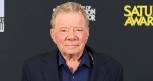 William Shatner revelou um ombro quebrado em um acidente de equitação