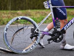 Amaury Capiot de Jayco-AlUla se envolveu em um acidente de roda traseira em Omloop Het Nieuwsblad.