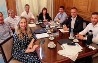 O governo nacional adiou a sua reunião de mesa política, quando será realizada? Política inconsistente