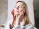 Os compradores chamam esse creme antirrugas de US $ 20 de “Botox em frasco” e é meu segredo para ter uma pele macia e radiante aos 41 anos