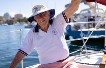 O atleta olímpico mais velho da Austrália, 100 anos, compete na corrida de iates no Porto de Sydney
