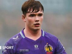 Finn Worley Brady: A última linha do Exeter assinou um novo contrato.