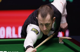 Campeonato Mundial de Snooker de 2026: Mark Allen derrota Zhang Anda no Crisol