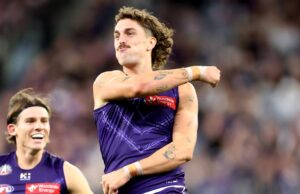 Fremantle Dockers soma seis vitórias consecutivas contra Carlton Blues como Luke Jackson e Shay Bolton estrelam
