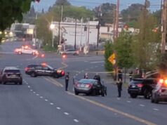 Uma mulher está sob custódia depois que uma perseguição policial terminou em um acidente de três carros no nordeste de Portland.