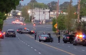 Uma mulher está sob custódia depois que uma perseguição policial terminou em um acidente de três carros no nordeste de Portland.