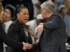 O caos irrompe durante a partida Madness Final Four de março, enquanto os treinadores se enfrentam em um confronto acirrado nos momentos finais da derrota chocante de UConn