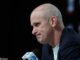 Dan Hurley, de coração partido, conteve as lágrimas e insistiu que o UConn ainda é o melhor time do basquete universitário… apesar de ter perdido o campeonato para Michigan
