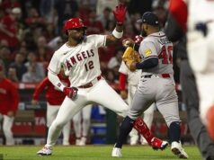 O olhar intenso irrompe em uma briga de limpeza de banco durante o jogo Angels-Braves quando o arremessador e o batedor são ejetados