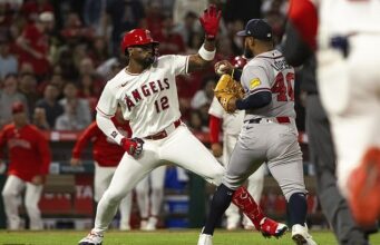 O olhar intenso irrompe em uma briga de limpeza de banco durante o jogo Angels-Braves quando o arremessador e o batedor são ejetados