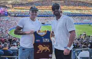 As ex-estrelas do futebol Rhys Mathieson e Mitch Robinson foram acusadas de promover cassinos online ilegais