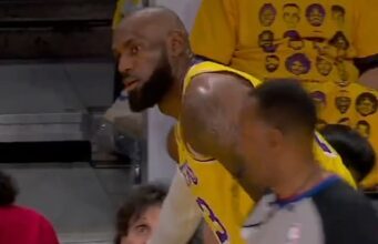 LeBron James correu em direção a uma jovem torcedora depois de acertá-la acidentalmente com a bola durante um jogo dos playoffs do Lakers