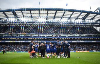 O Chelsea Women corre o risco de ter toda a sua base de fãs engolida por uma mudança em tempo integral para Stamford Bridge – aqui está o que eles devem superar antes de copiar o Arsenal, escreve TARA ANSON-WALSH