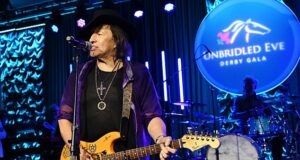 O ano ’touch-and-go’ do guitarrista do Bon Jovi, Richie Sambora: Morando em um porão, uma lesão devastadora na mão quase atrapalhou sua carreira e a morte trágica de sua mãe