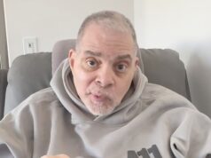 Cinco anos depois de sofrer um derrame, o ícone dos anos 90 Sinbad anuncia seu retorno triunfante aos palcos para uma multidão lotada: ‘Este é apenas o começo’