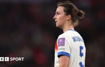Como Lotte Wubben-Moy assumiu o lugar de Leah Williamson