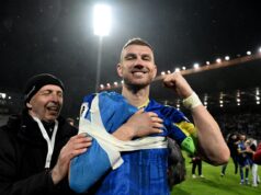 Schalke sua por causa da braçadeira de Dzeko após vitória da Bósnia sobre a Itália