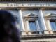 A sombra do abismo paira sobre a Itália: a incerteza do crescimento e o espectro da recessão nas classificações dos bancos italianos.