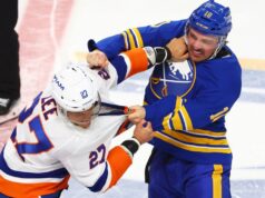 Carrick dos Sabres machucou a mão esquerda em uma briga com Lee dos Islanders