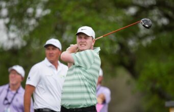 Robert McIntyre mantém a liderança na terceira rodada do Valero Texas Open, castigado pelo clima.