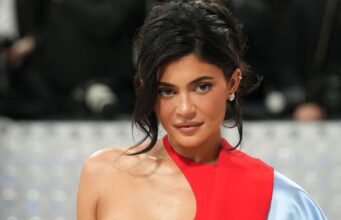 Kylie Jenner dança com camisa do Justin Bieber e máscara facial antes do Coachella
