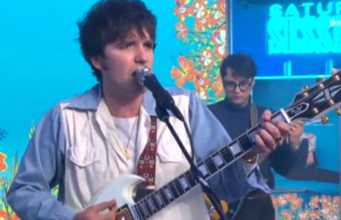 Aula de sábado: Theo Lawrence canta “California Poppy”